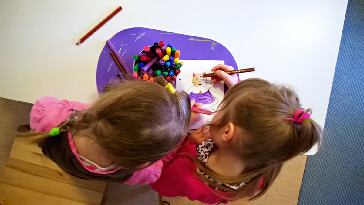 Lapset värittävät päiväkodissa