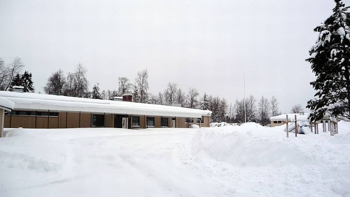 Maulan koulu, ulkorakennus ja leikkitelineet lumen alla