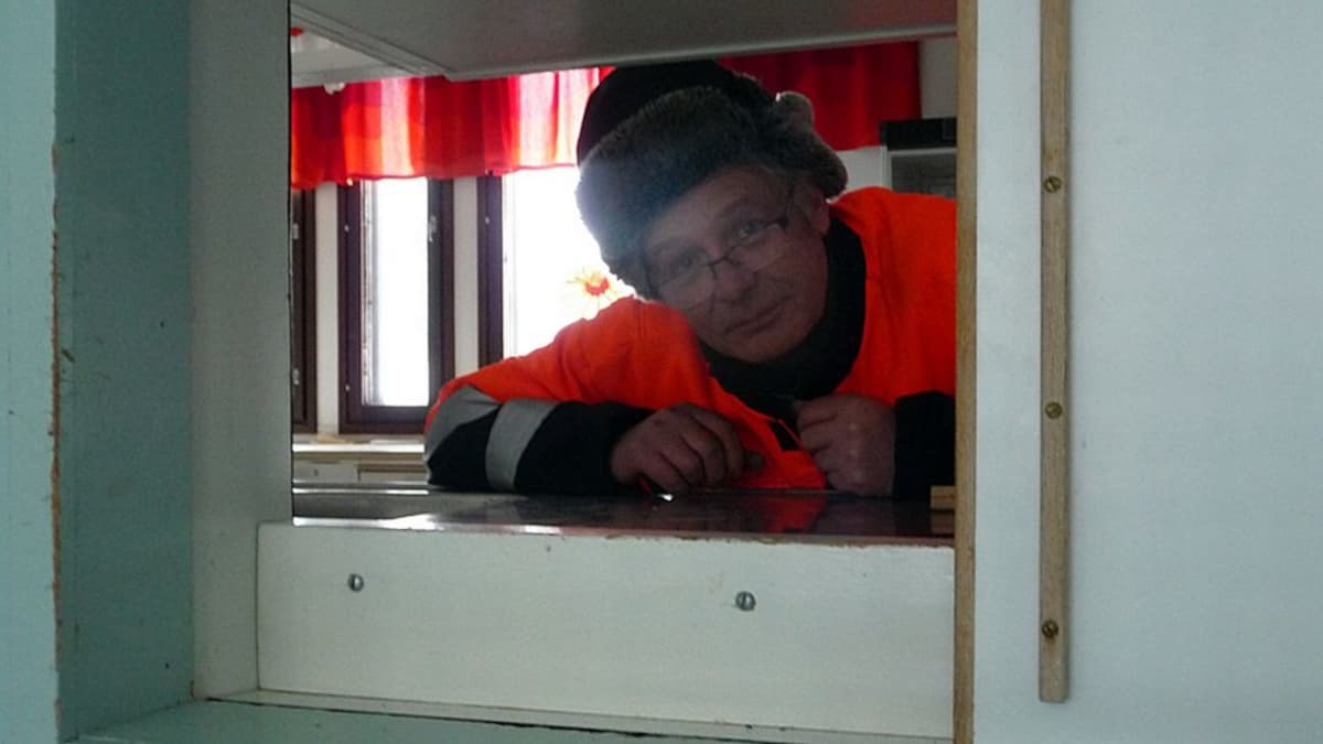 Jukka Alavuokila kurkistaa ruokaluukusta
