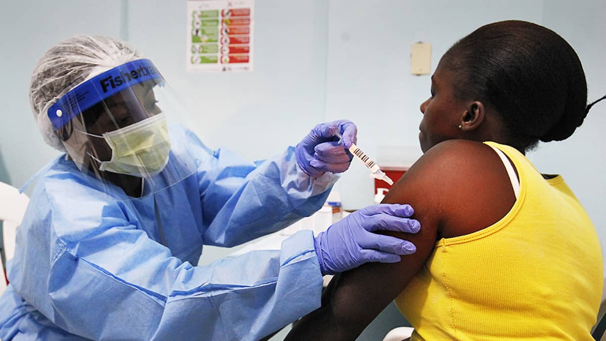 Liberialainen sairaanhoitaja antoi kokeellista Ebola-rokotetta naiselle 2. helmikuuta.