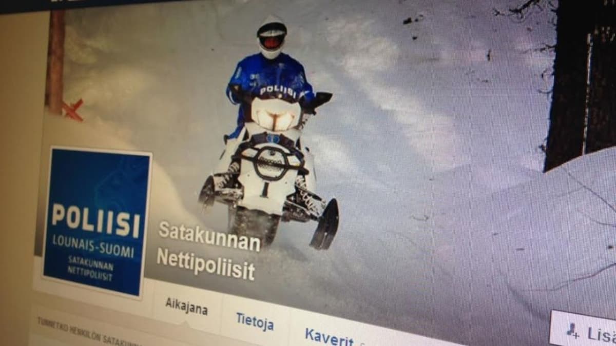 Satakunnan Nettipoliisien Facebook-sivuilla poliisi ajaa moottorikelkalla.