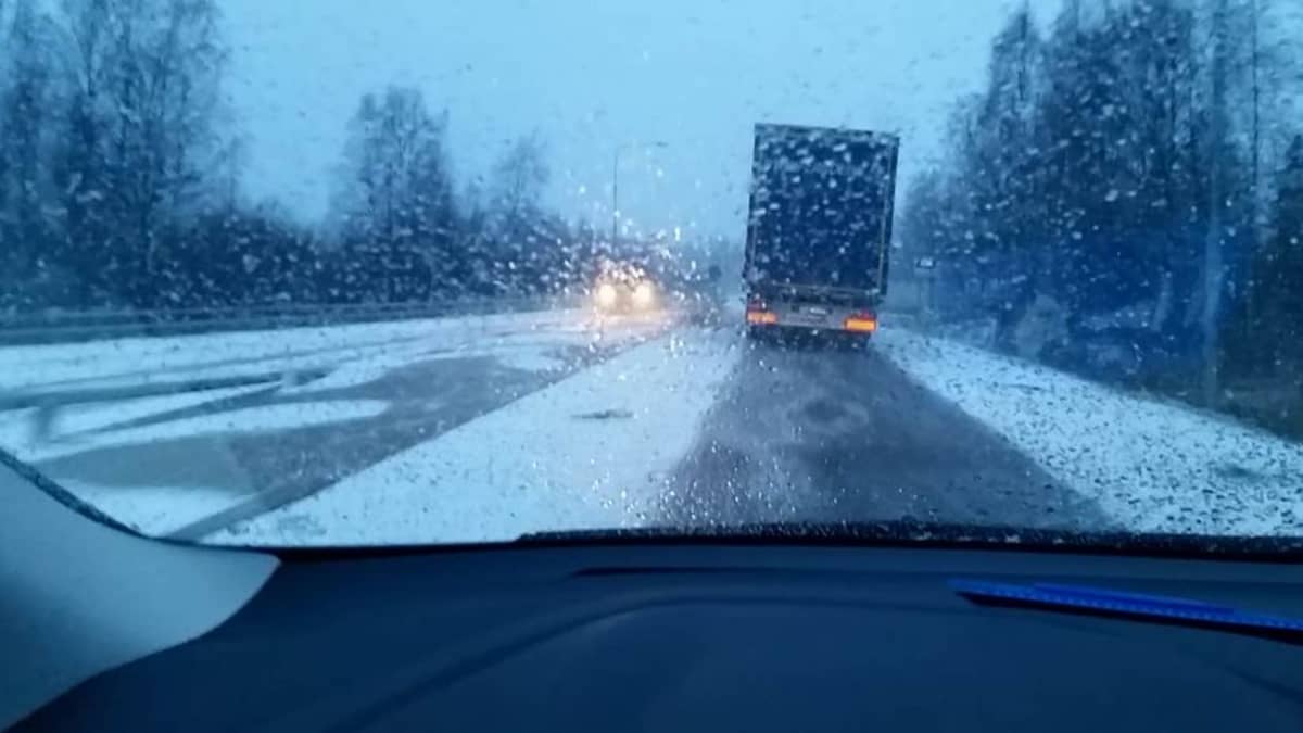 Rekka-auto lumipyryssä Oulussa talvella 2015.