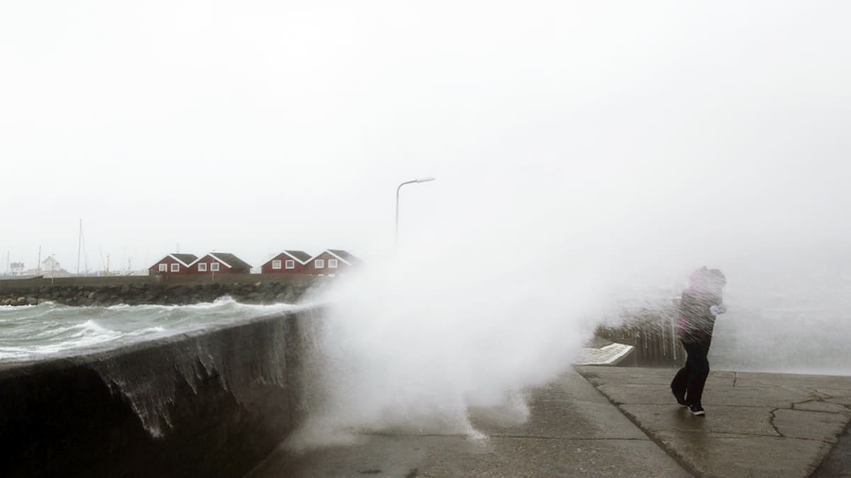 Myrskyn nostattama vesi pärskyy rantakadulle Norjassa.
