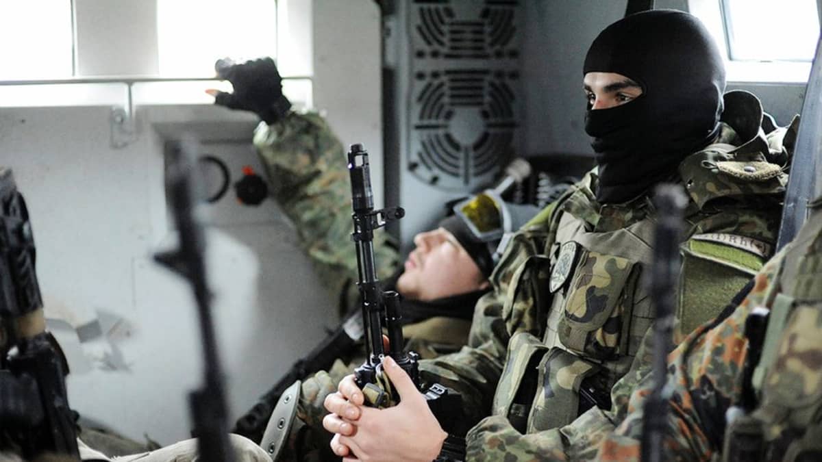 Azov-pataljoonan sotilaat lepäsivät miehistönkuljetusvaunussa Mariupolin lähellä Ukrainassa 6. helmikuuta.
