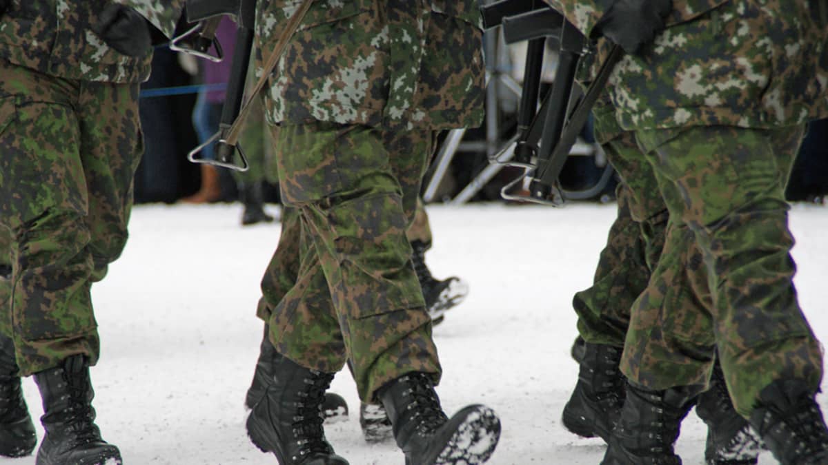 Marssivien sotilaiden jalkoja.