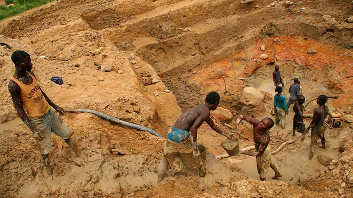 Työläisiä Koidun kaupungin lähistöllä sijaitsevassa timanttikaivoksessa Sierra Leonen itäosissa.
