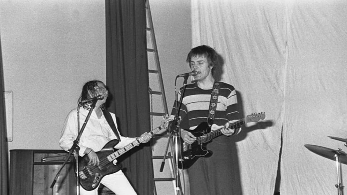Pelle Miljoona ja Avoimet ovet -yhtye esiintyy Myllharjun yläasteella Loviisassa vuonna 1980. Kuvassa basisti Tarmo "Junior" Simola ja Pelle Miljoona.