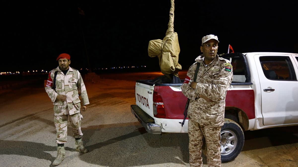 Islamistien tukeman puolisotilallisen Fajr Libya (Libya Dawn) sotilaiden tarkastuspiste Sirtissä.
