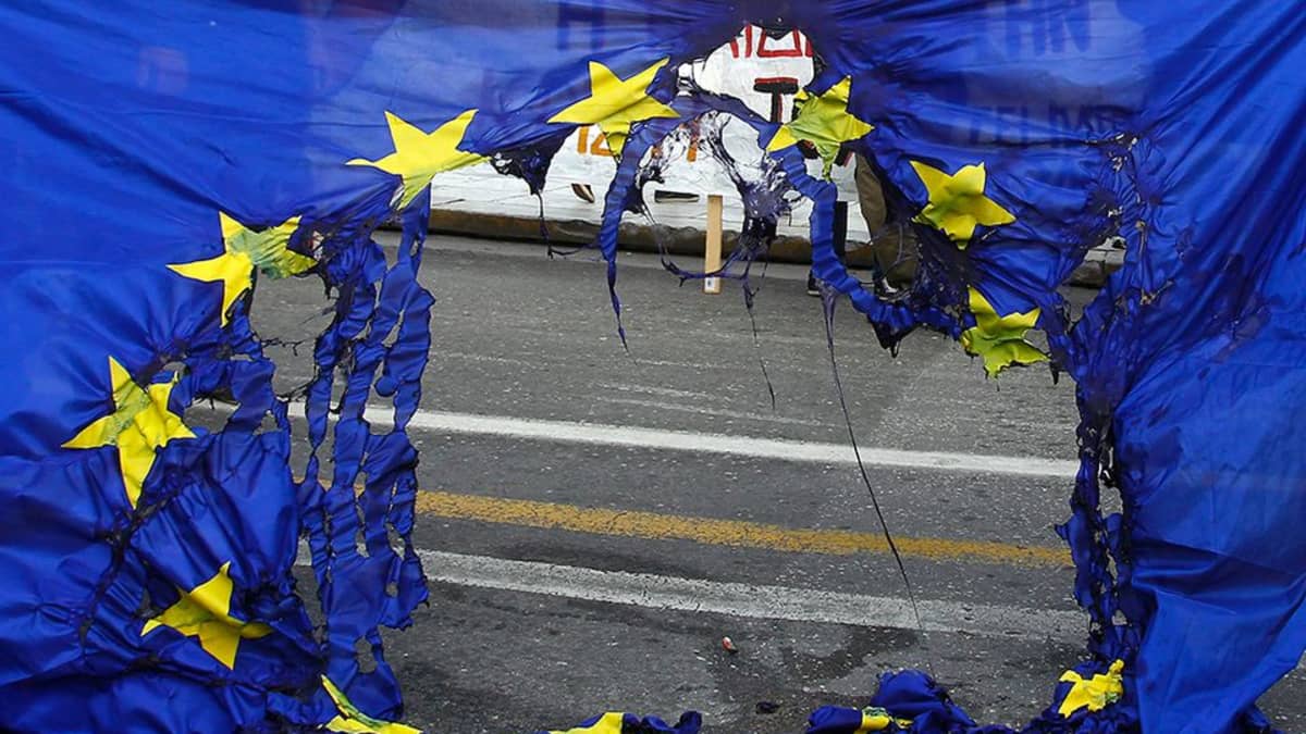Osiitain poltettu EU-lippu.