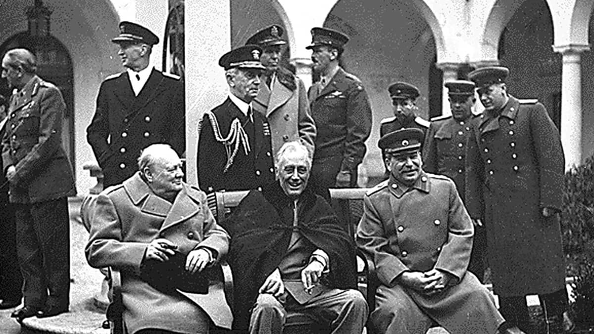 Helmikuussa 1945 Jaltassa otetussa valokuvassa ovat Iso-Britannian pääministeri Winston Churchill (vas.), Yhdysvaltain presidentti Franklin D. Roosevelt ja Neuvostoliiton johtaja Josef Stalin.  