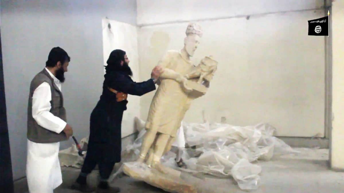 ISIS tuhosi historiallisia esineitä Mosulin museossa Irakissa.