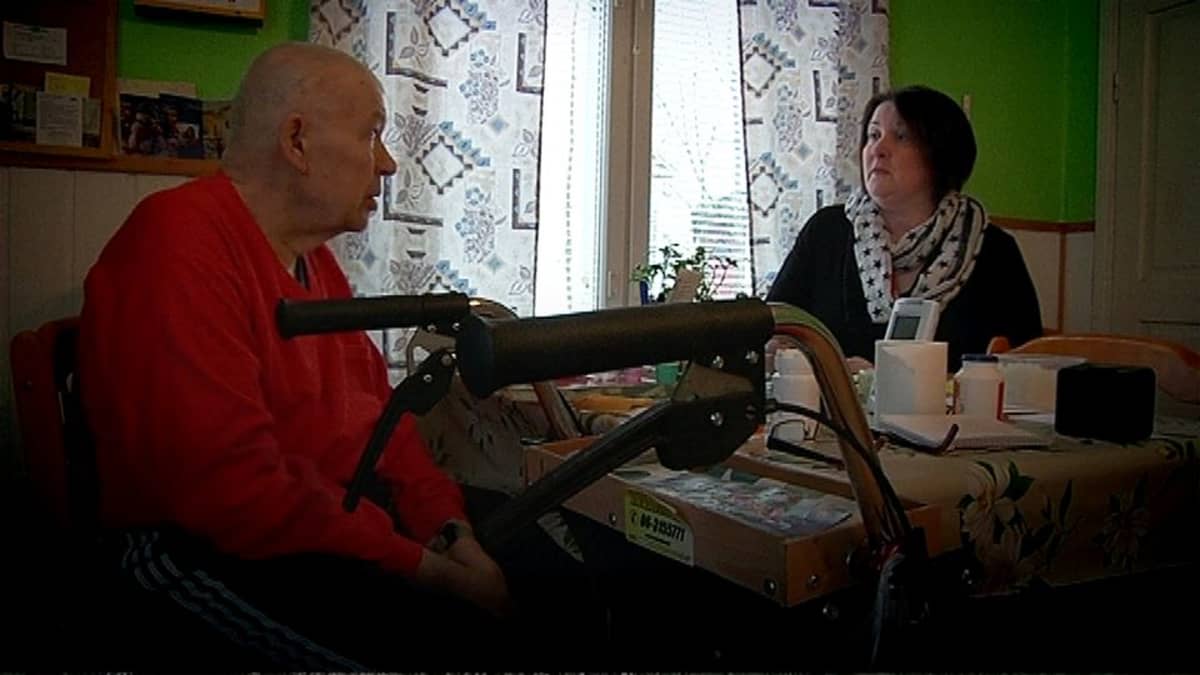 Martti Turunen selviää arjestaan vanhustyön avustajan avulla.