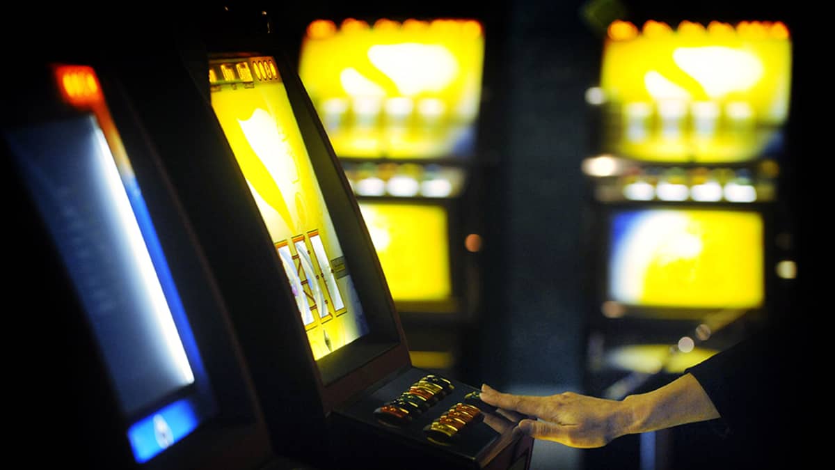 Pelaaja yrittää voittaa rahaa Raha-automaattiyhdistyksen RAY:n peliautomaatista Täyspotti -pelisalissa Helsingissä 20. lokakuuta 2009.