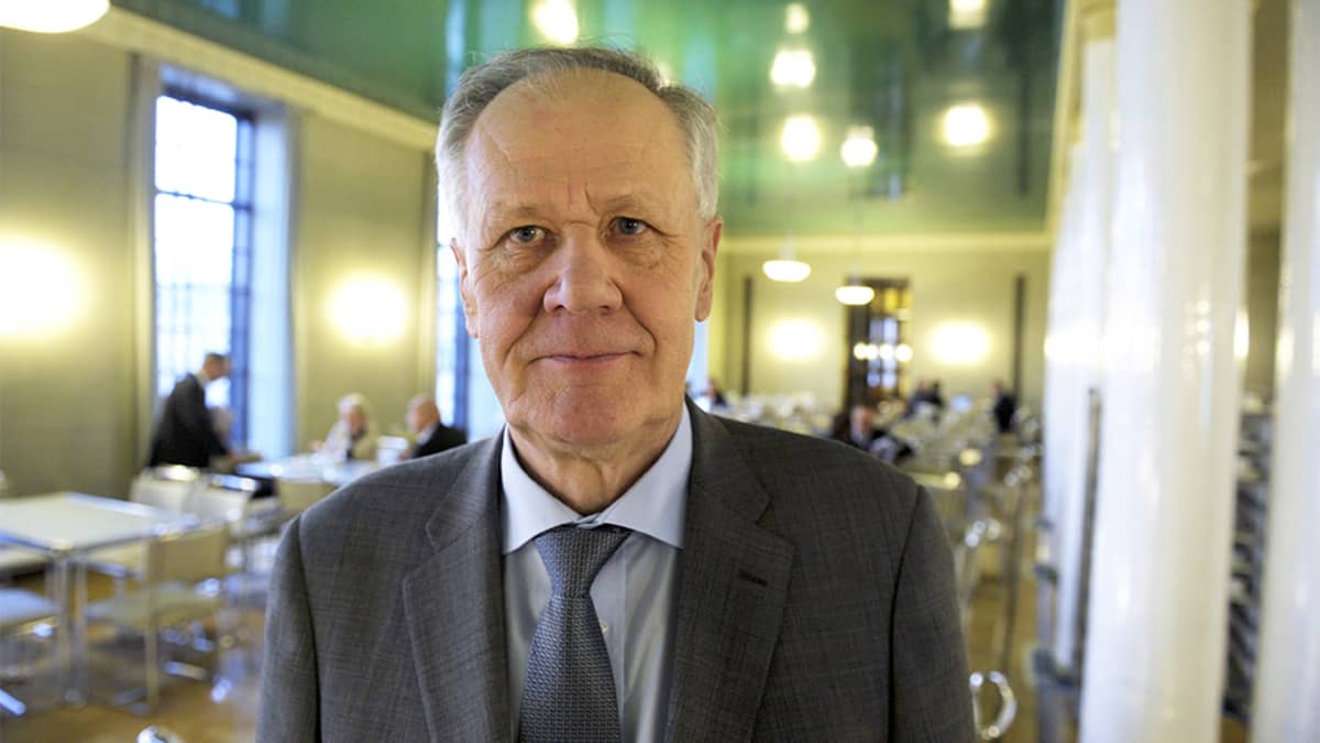 Seppo Kääriäinen eduskunnan kahvilassa.