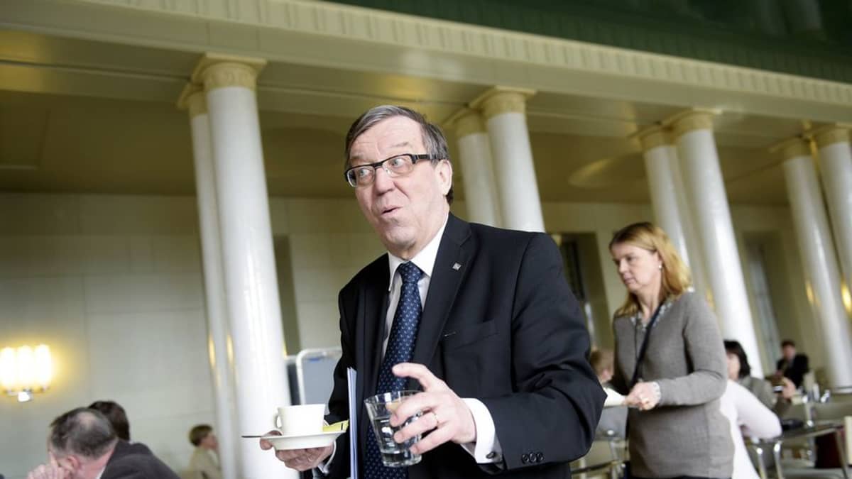 Kansanedustaja Kari Rajamäki 10. maaliskuuta 2015 eduskunnan kahviossa. 