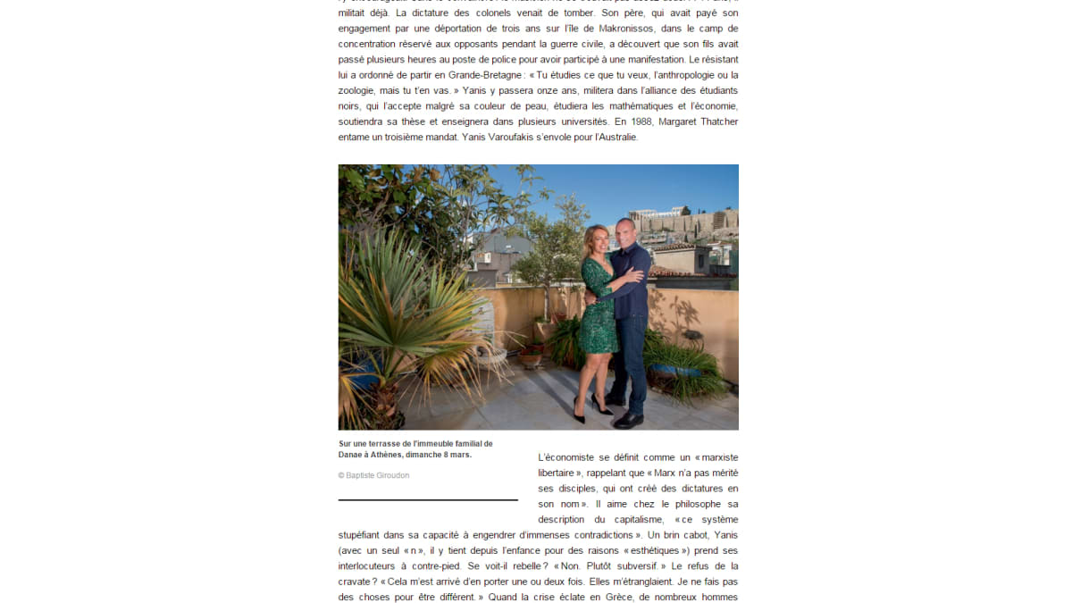 Kuvankaappaus Paris Match -lehden verkkosivuilta, jossa Yanis Varoufakis esittelee Ateenan-kotinsa terassia vaimonsa kanssa.