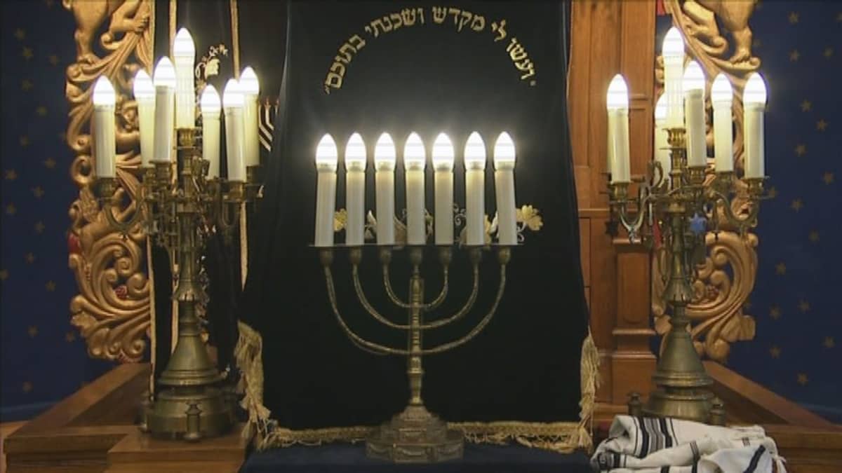 kynttilät synagogassa