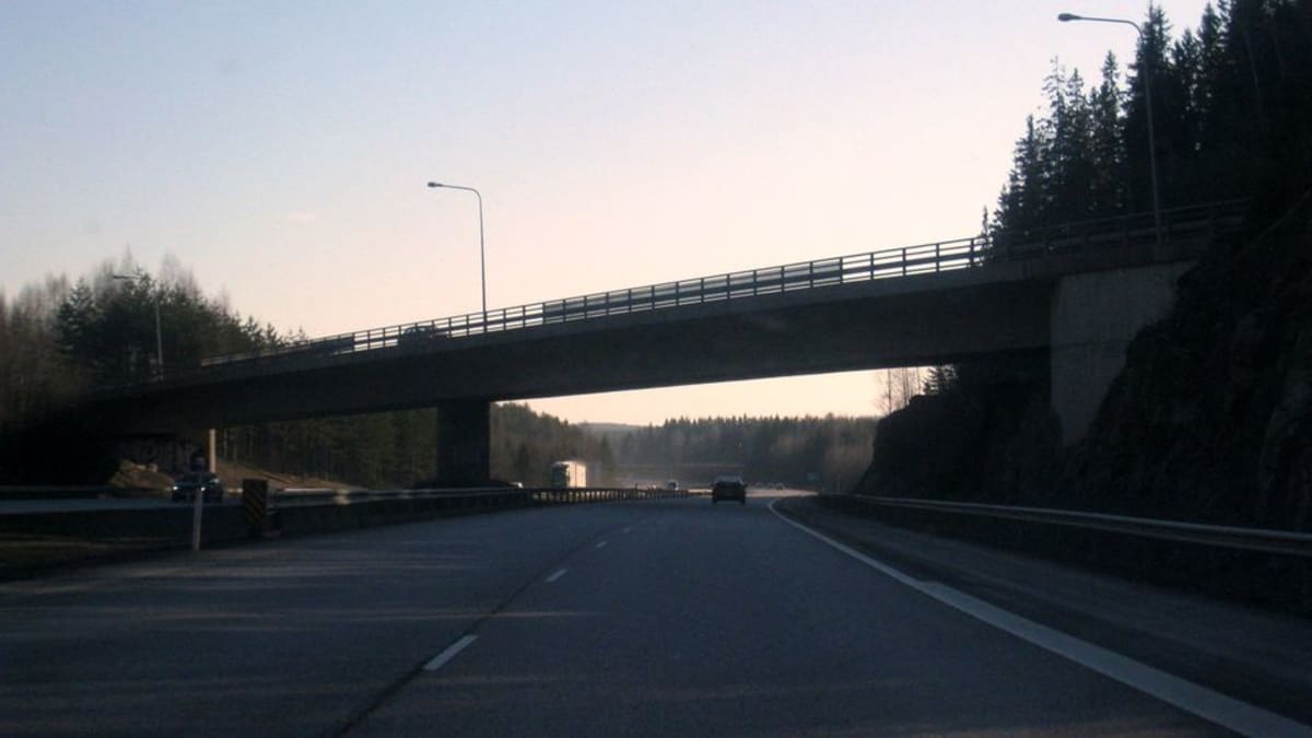 Moottoritien silta ilta-auringon hämärässä