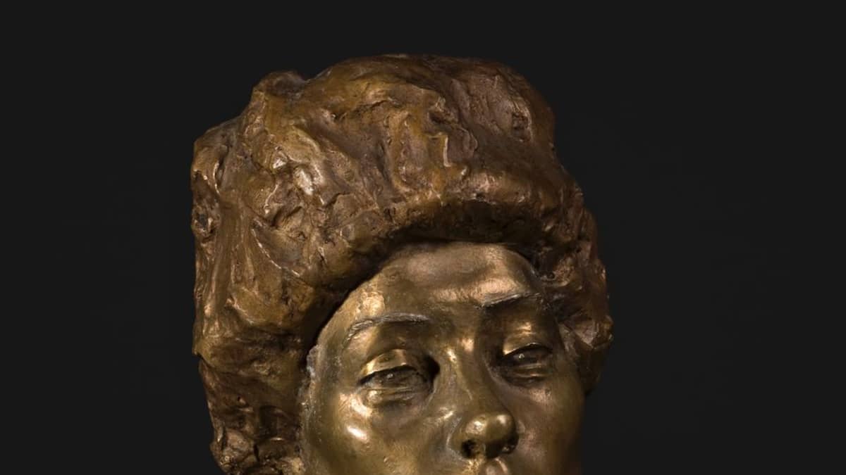 Anne-Marie le Guyadier, 1959 (pronssiveistos, polykromi) Oulun taidemuseon kokoelma. Kuva Anu Mykkänen