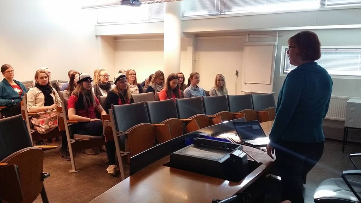 Anu Karvonen luennoi naisyleisölle Naisteekkaripäivillä.