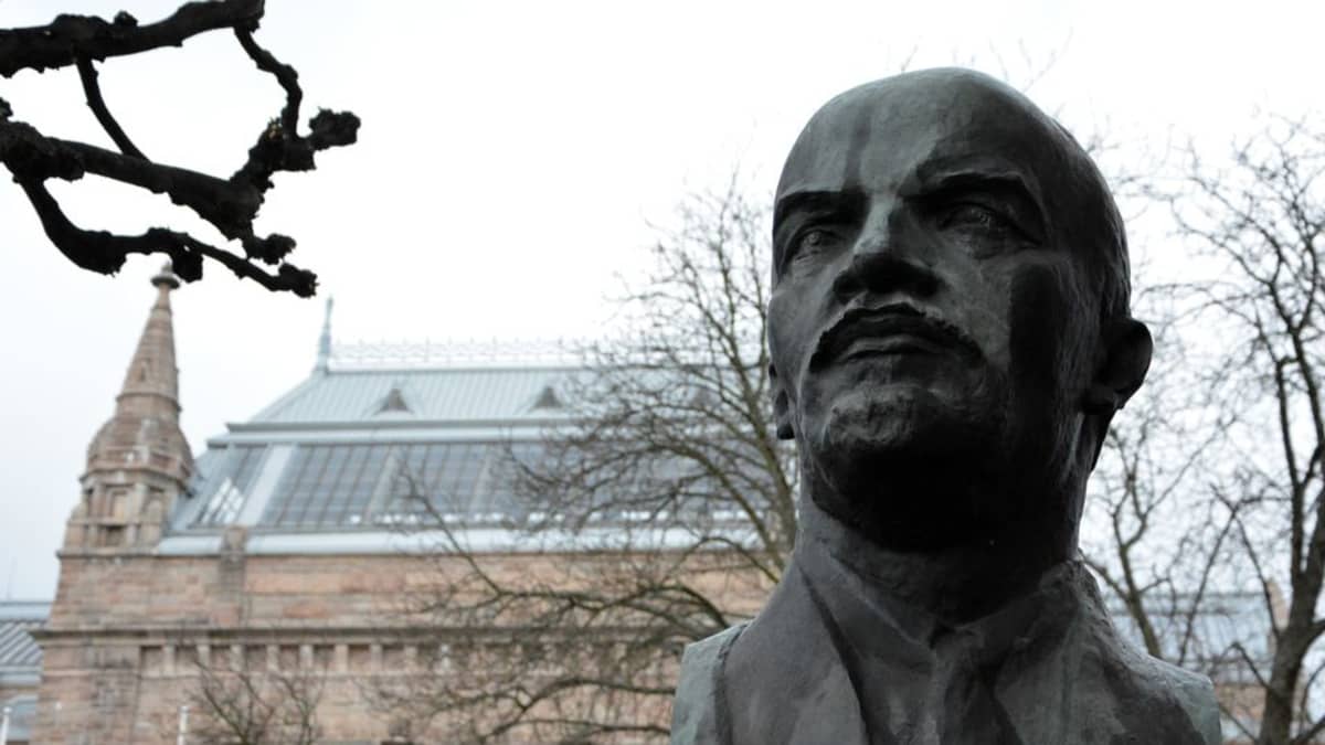 Lenin patsas Turun Taidemuseonmäellä