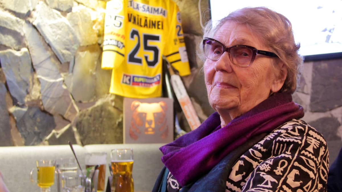 93-vuotias Aino seuraa SaiPan pelit ravintolassa – 