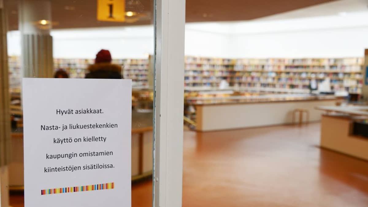 Rovaniemen kaupunginkirjasto vähentää muovin käyttöä kirjojen  päällystämiseen | Yle Uutiset
