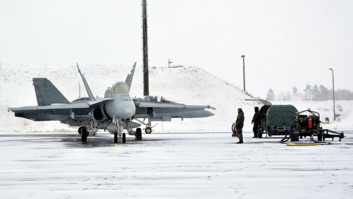 Hornet kentällä.