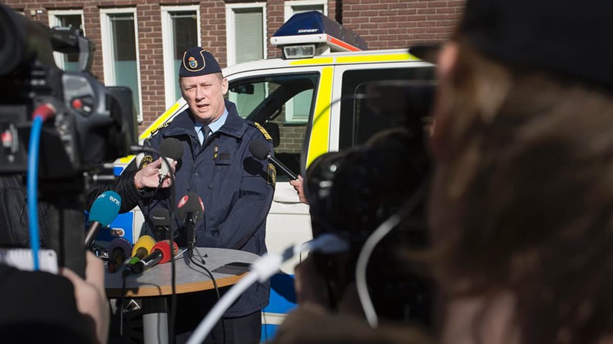 Poliisipäällikkö Klas Friberg pitää lehdistötilaisuutta Göteburgissa 19. maaliskuuta 2015.