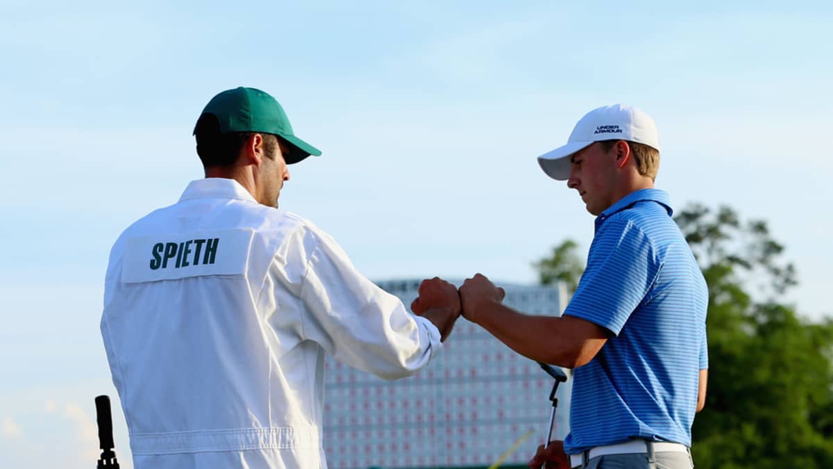 Jordan Spieth (oik.) caddiensa Michael Greller kanssa.