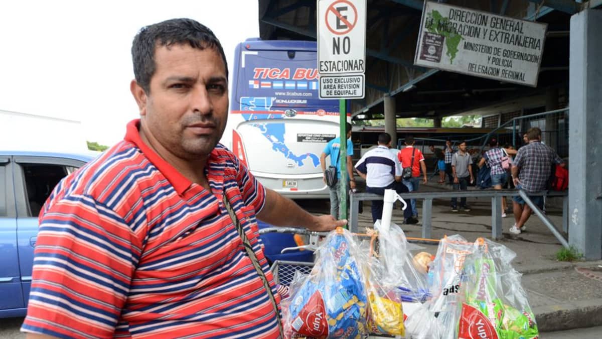 Carlos Zunega menetti 400 dollarin tavarat poliisin ratsiassa Costa Ricassa.