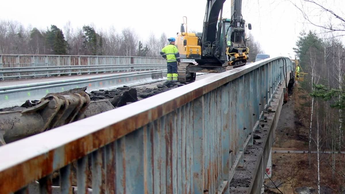 Lappeenrannan Lauritsalan ja Kanavansuun välinen silta on remontissa kesän 2015.