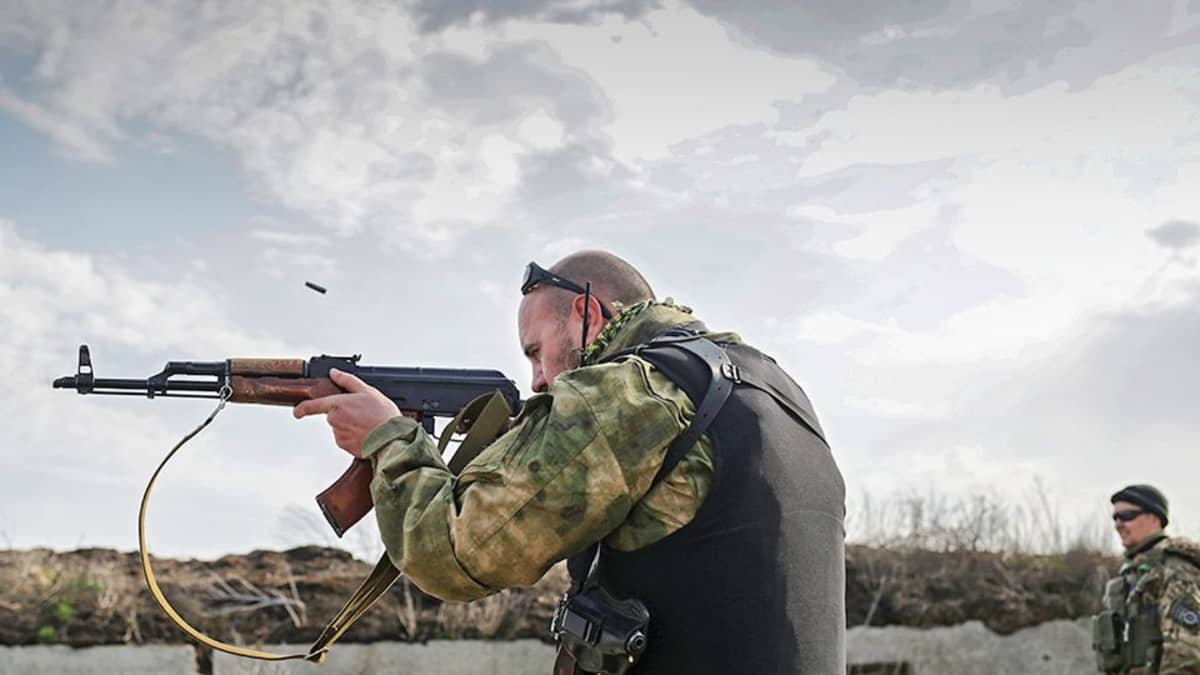 sotilas harjoittelee ampumista