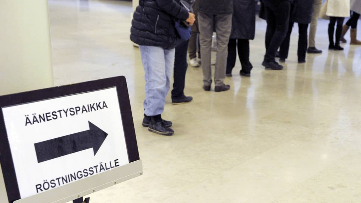 Äänestäjät jonottavat Helsingin kaupungintalolla.