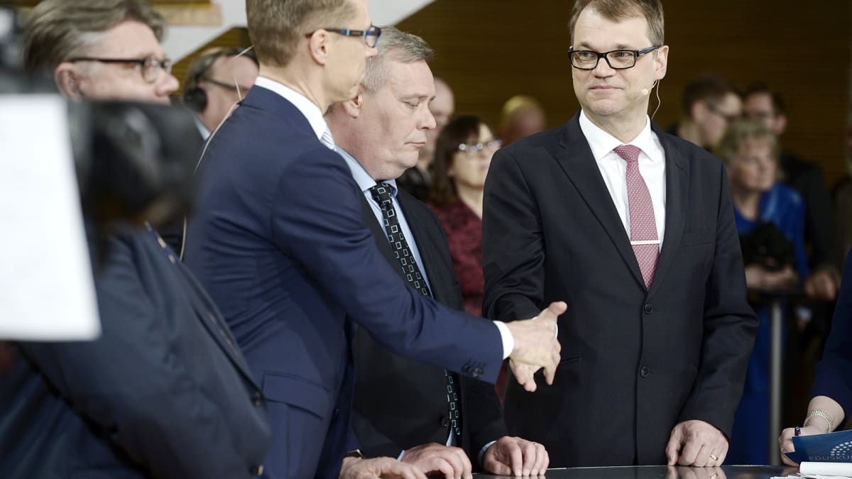 Alexander Stubb ja Juha Sipilä kätttelivät eduskuntavaalien tulosillassa Pikkuparlamentissa Helsingissä.