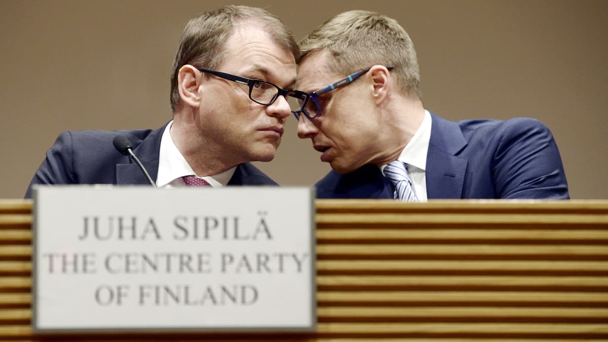 Juha Sipilä ja Alexander Stubb tulosillassa Pikkuparlamentissa Helsingissä.