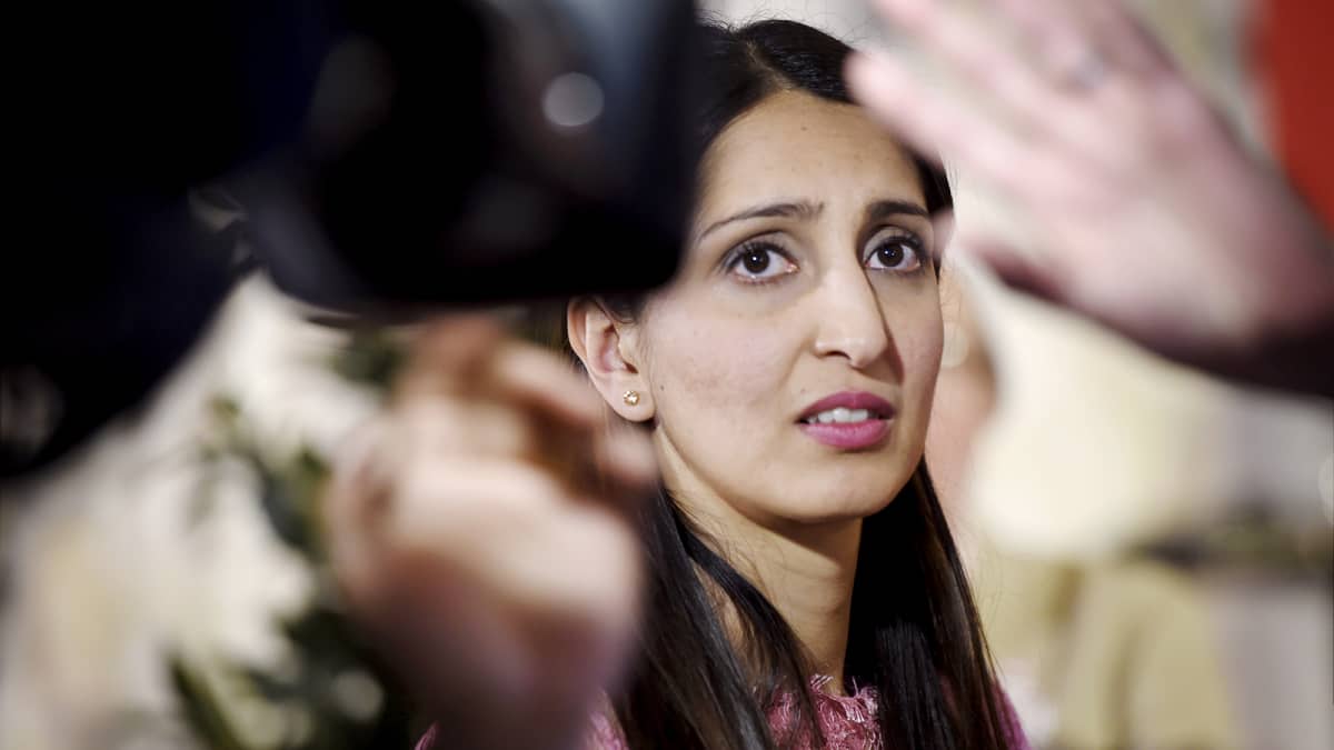 Nasima Razmyar SDP:n eduskuntavaalien vaalivalvojaisissa Helsingissä.