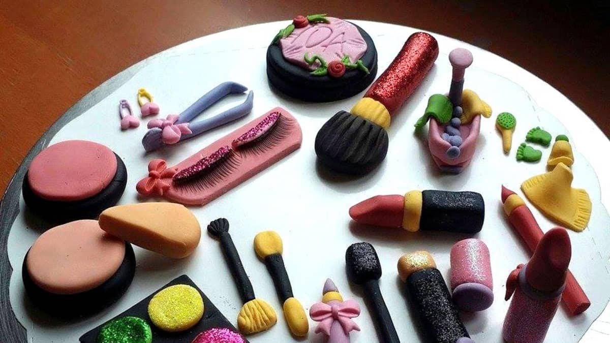 Sokerimassasta tehtyjä meikkejä.