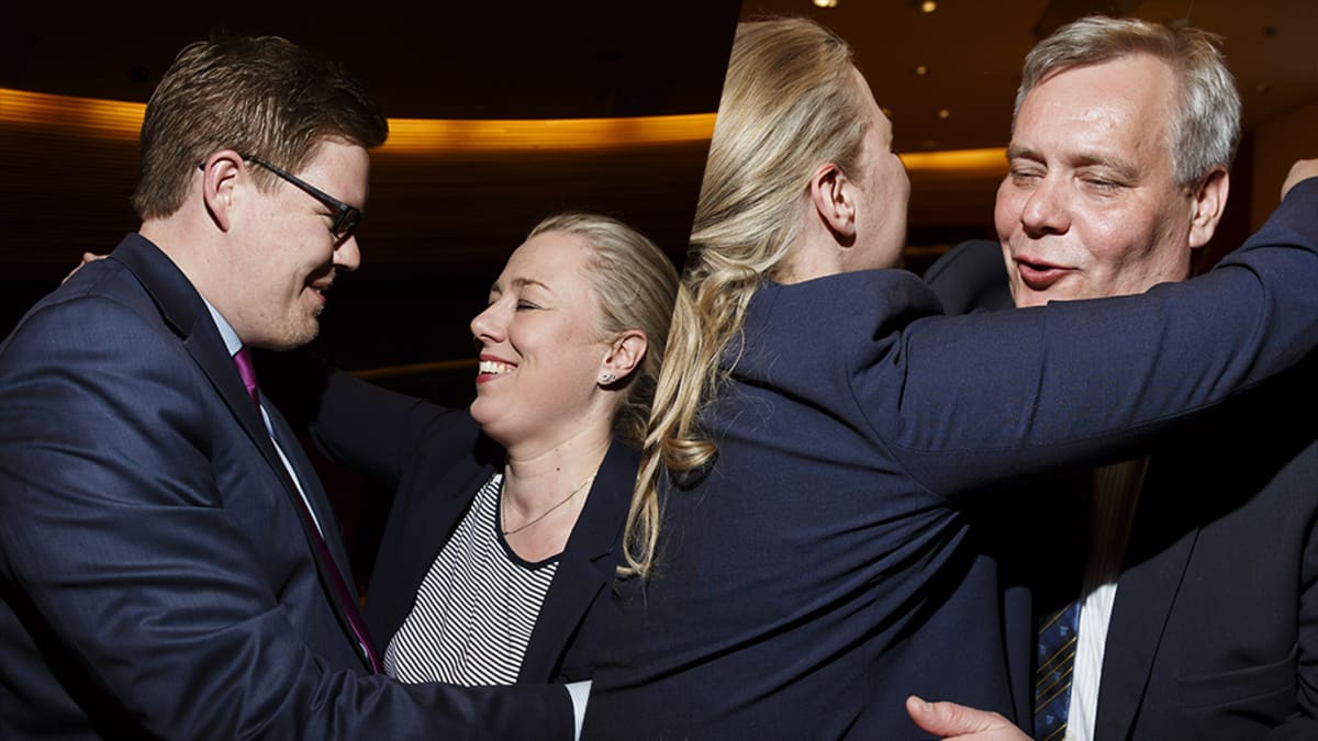 Jutta Urpilainen kuvattuna Antti Lindtmanin ja Antti Rinteen kanssa SDP:n eduskuntaryhmän kokouksessa 23. huhtikuuta.