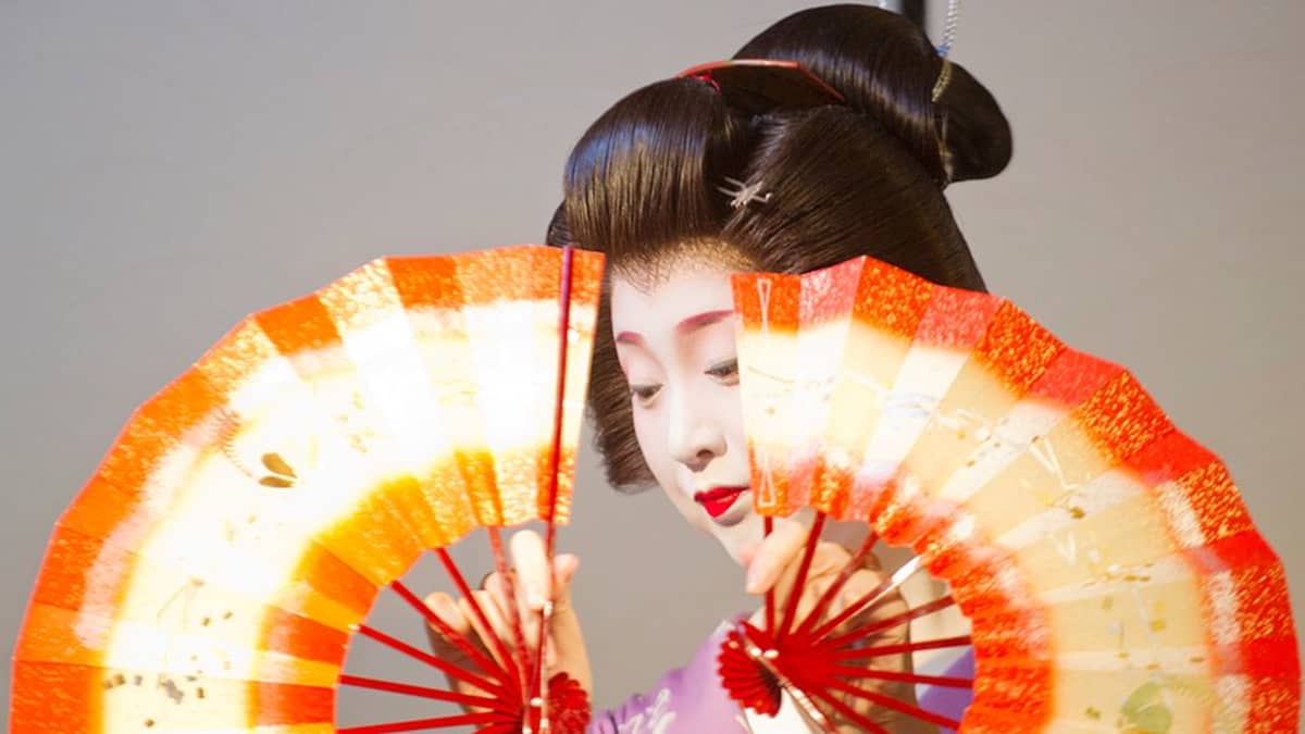 Japanilainen geisha tanssii Kioton Gionissa.