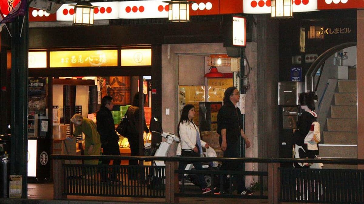 Geiko kävelee kadulla Kiotossa.