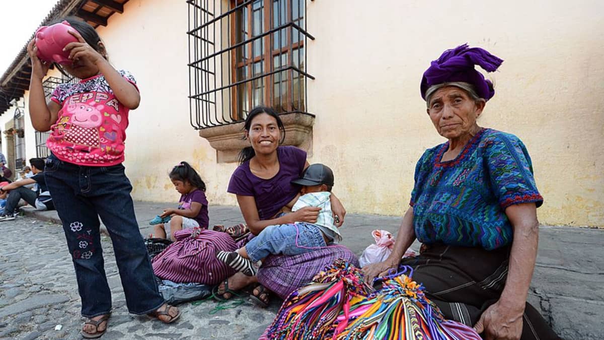 Nainen lapsineen Antiguass Guatemalassa.