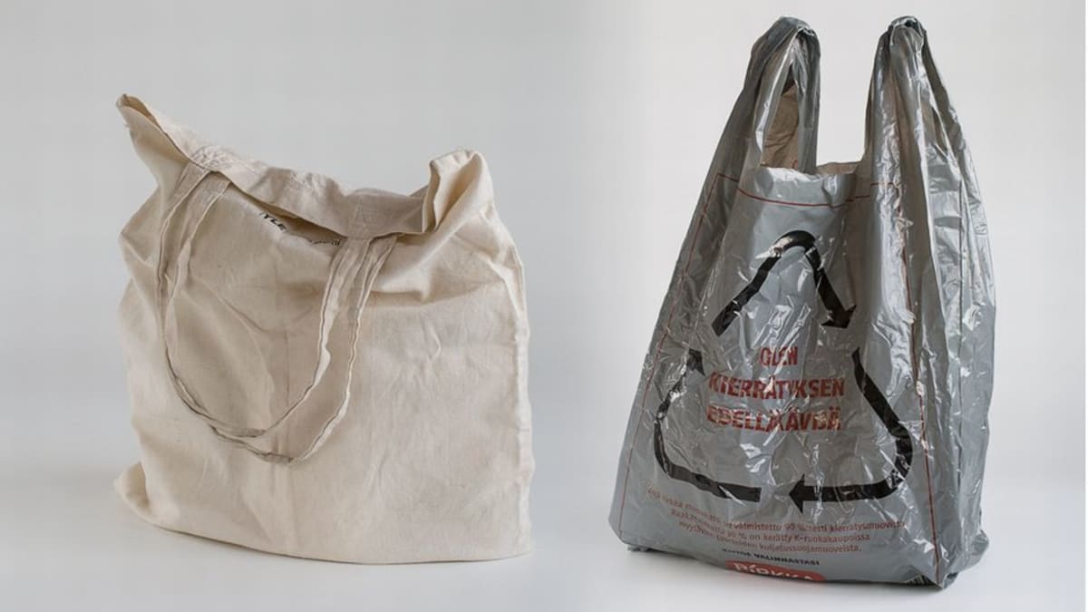 Kangaskassi ja kierratysmateriaalisat valmistettu muovikassi.