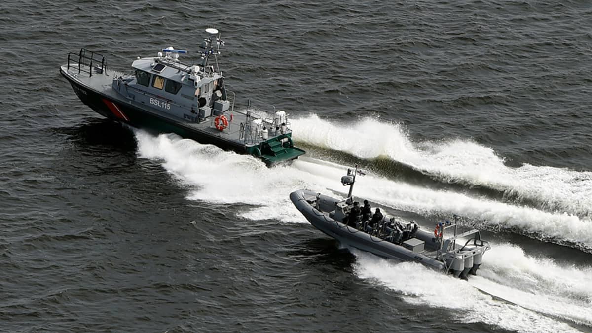 Merivoimat etsivät vedenalaista kohdetta Helsingin edustalla 28. huhtikuuta.