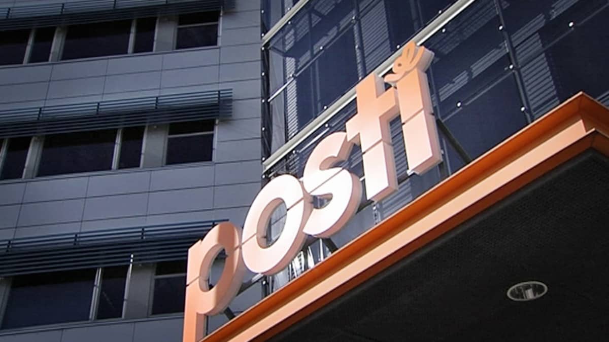 Postin logo toimistorakennuksen edustalla.