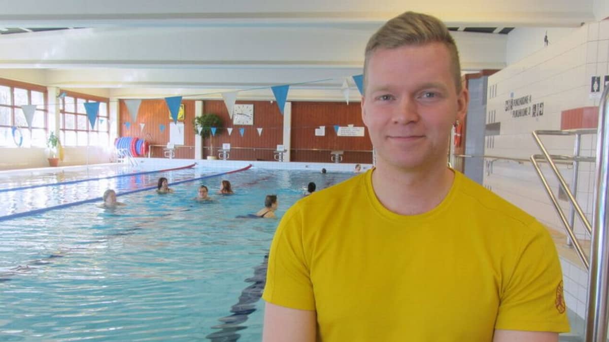 Uimavalvoja Jukka Tuorila uima-altaan reunalla. 