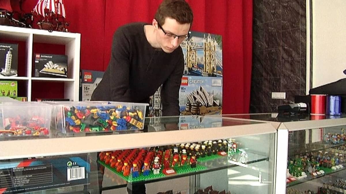 Legojen erikoiskauppa Piipoon yrittäjä Timo Ranto asettaa tuotteita esille. 