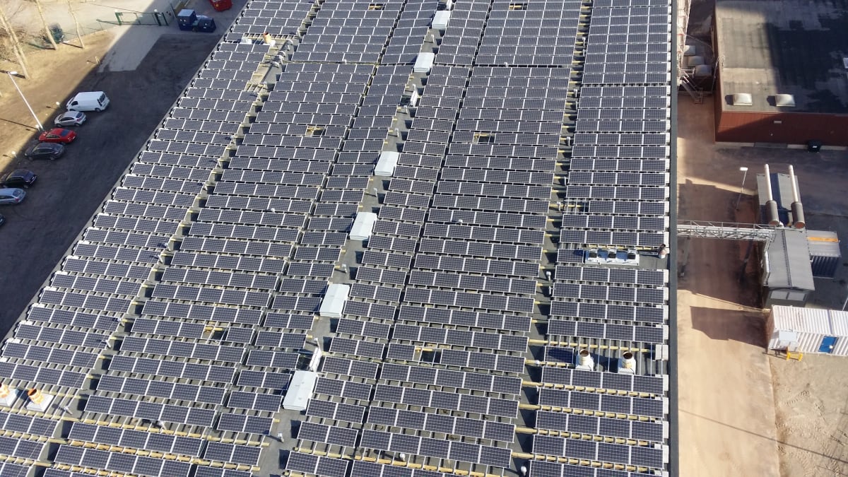 Suvilahden sähköaseman katolla on 1200 aurinkopaneelia. Kivikon hiihtohallin katolle niitä asennetaan liki 3000. 