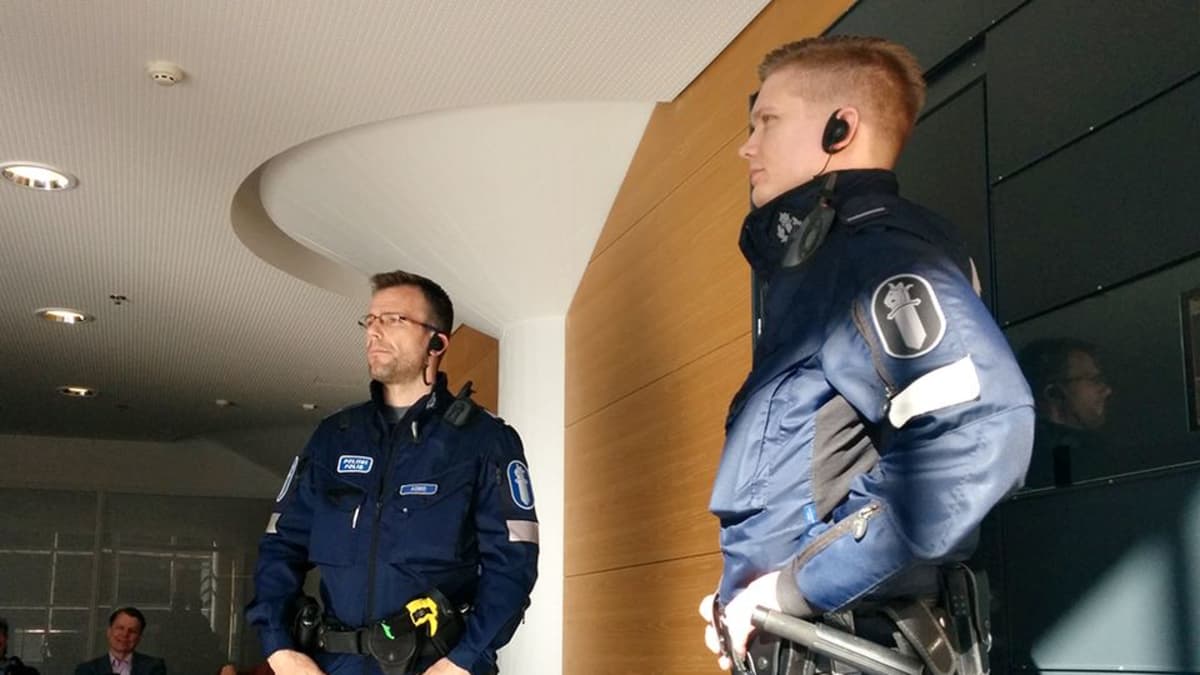 Aarnion huumeoikeudenkäynti alkoi kameroiden ristitulessa – kuvagalleria |  Yle Uutiset