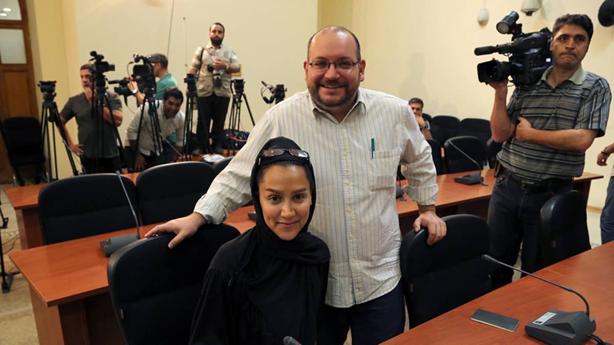 Yhdysvaltalaisen The Washington Post -sanomalehden toimittaja Jason Rezaian Iranilaisen vaimonsa Yeganeh Salehin kanssa 10. syyskuuta 2013.